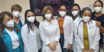 Vicepresidenta vista principales clínicas de Santiago y ofrece apoyo para casos de covid-19