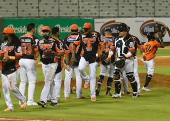 Toros remontan y ganan duelo de pitcheo a las Águilas