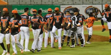 Toros remontan y ganan duelo de pitcheo a las Águilas