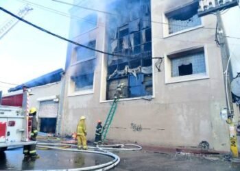 Incendio de gran magnitud consume fábrica de papel en Villa Juana