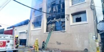 Incendio de gran magnitud consume fábrica de papel en Villa Juana