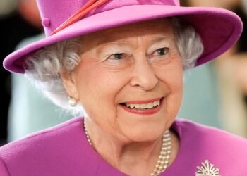 Isabel II celebra sus 69 años en el trono británico confinada en Windsor