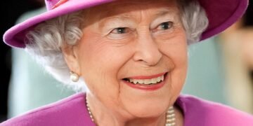 Isabel II celebra sus 69 años en el trono británico confinada en Windsor
