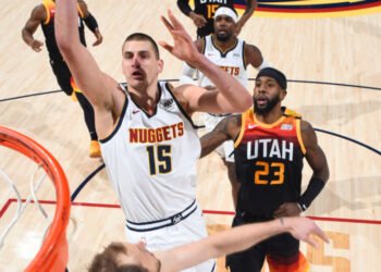 Jokic anota 47 y los Nuggets paran Utah