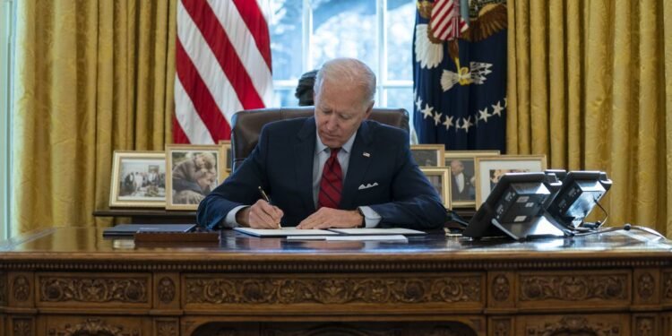 Biden buscará reunificar hijos separados de padres por Trump