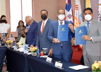 Obras Públicas y FEDOMU suscriben acuerdo para llevar plan de trabajo en beneficio de los municipios