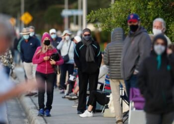 La incidencia de la covid-19 en Florida mantiene su tendencia a la baja