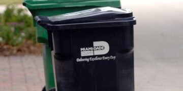 Un niño escondido en un contenedor de basura casi muere aplastado en EEUU