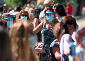 España suma 643 fallecidos por COVID-19 a pesar de que sigue descenso del virus