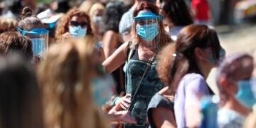 España suma 643 fallecidos por COVID-19 a pesar de que sigue descenso del virus