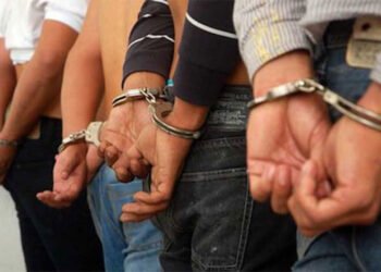 20 detenidos en intervención de Century Plaza por violar toque de queda
