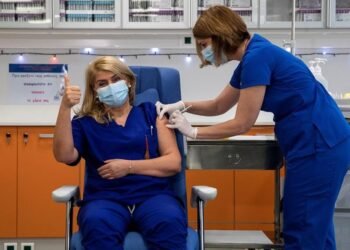 Grecia recomienda no usar la vacuna de AstraZeneca en mayores de 65 años