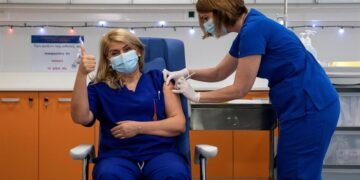 Grecia recomienda no usar la vacuna de AstraZeneca en mayores de 65 años