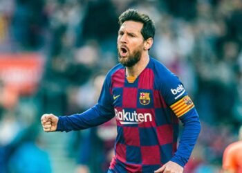 Lionel Messi anota en el triunfo del Barcelona por 2-1