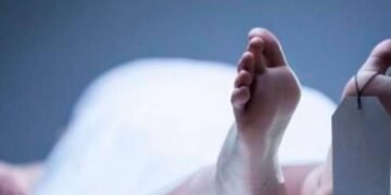 Hombre se sale de autobús durante accidente y muere caer al vacío por puente seco