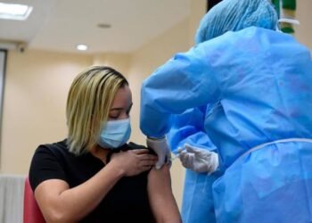 Primera mujer en ser vacunada contra el COVID-19 en Santiago presentó “efectos menores”