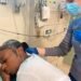 Mujer que se fijó el pelo con pegamento tendrá que operarse