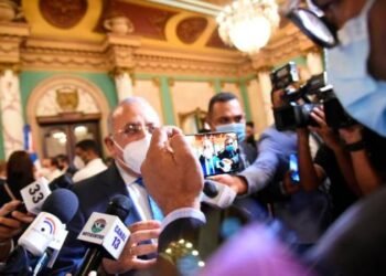 Ministro Salud admite que “casas comerciales han ido fallando” en la entrega de vacunas contra el COVID-19