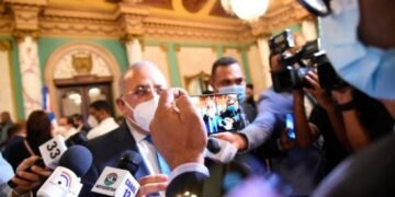 Ministro Salud admite que “casas comerciales han ido fallando” en la entrega de vacunas contra el COVID-19