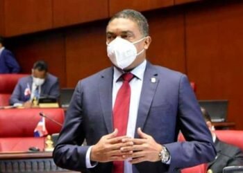 Senador Yván Lorenzo tilda de “irresponsable” a director de Compras por no asistir a dos invitaciones
