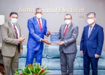 Directiva de CODUE visita la JCE y expresa su apoyo a la Institución
