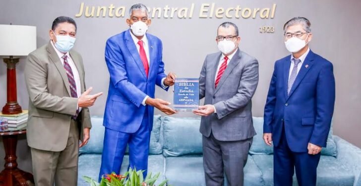 Directiva de CODUE visita la JCE y expresa su apoyo a la Institución