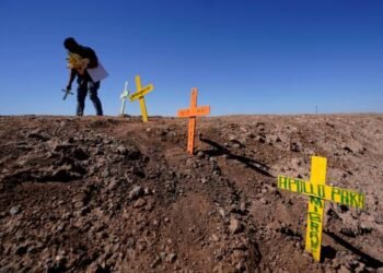 Auto donde murieron 13 personas entró a EE.UU. por agujero en valla fronteriza