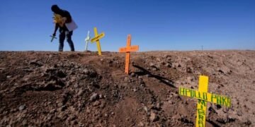 Auto donde murieron 13 personas entró a EE.UU. por agujero en valla fronteriza