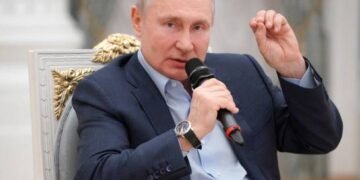 Putin dice que internet puede destruir la sociedad si no se rige por la moral