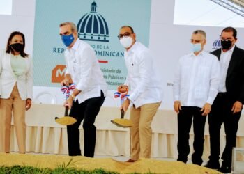 Presidente Abinader da el primer palazo para dejar iniciados los trabajos de ampliación autopista a San Isidro por un monto superior a los 800 millones de pesos.