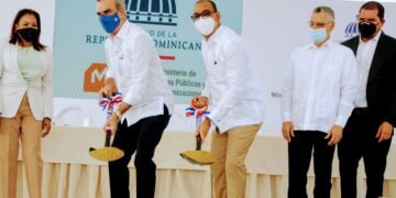 Presidente Abinader da el primer palazo para dejar iniciados los trabajos de ampliación autopista a San Isidro por un monto superior a los 800 millones de pesos.