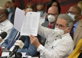 Pensionan a 1,257 médicos con el 100 % de sus salarios