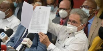 Pensionan a 1,257 médicos con el 100 % de sus salarios