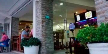 Iglesias, restaurantes y gimnasios deben operar con 60 % de capacidad con el toque de queda