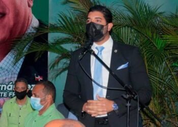 Regidor del PLD Robert Martínez pasa a la Fuerza del Pueblo