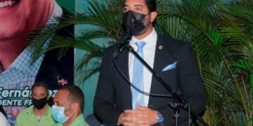 Regidor del PLD Robert Martínez pasa a la Fuerza del Pueblo