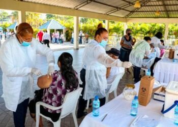FARD inicia vacunación contra el COVID-19 para adultos mayores