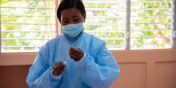 ¿Por qué es posible contraer COVID-19 entre primera y segunda dosis de vacuna?