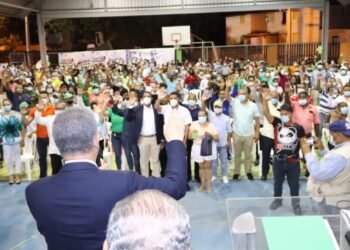 Leonel dice ayudas mantienen la paz social, favorece extensión programas