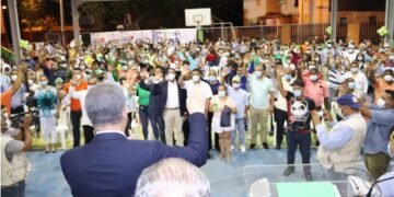Leonel dice ayudas mantienen la paz social, favorece extensión programas