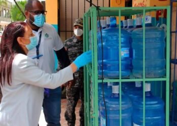 Pro Consumidor pide a comercios no exponer al sol botellas plásticas de agua