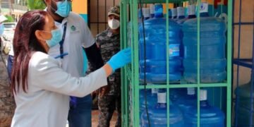 Pro Consumidor pide a comercios no exponer al sol botellas plásticas de agua