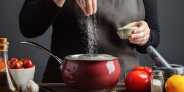OMS quiere reducir el consumo de sal global, que duplica sus recomendaciones