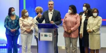 Abinader asegura gobierno está comprometido con aumento real del salario