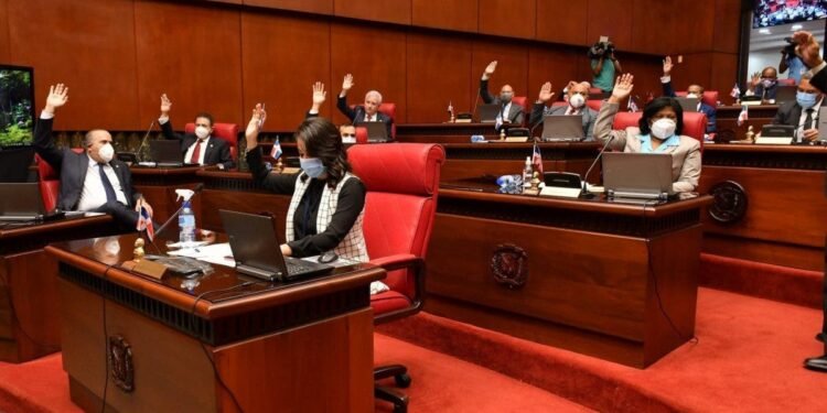 Aprueban proyecto prohibiría entrada no vacunados sitios públicos y privados