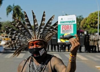 BRASIL: Batalla con flechas y gases lacrimógenos frente al parlamento