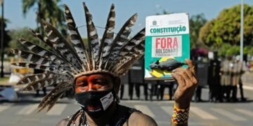 BRASIL: Batalla con flechas y gases lacrimógenos frente al parlamento