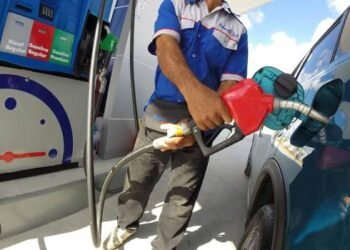 El gobierno vuelve a congelar el precio de los combustibles