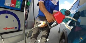 El gobierno vuelve a congelar el precio de los combustibles
