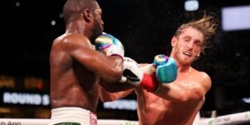 Floyd Mayweather dominó, pero no pudo noquear a Logan Paul